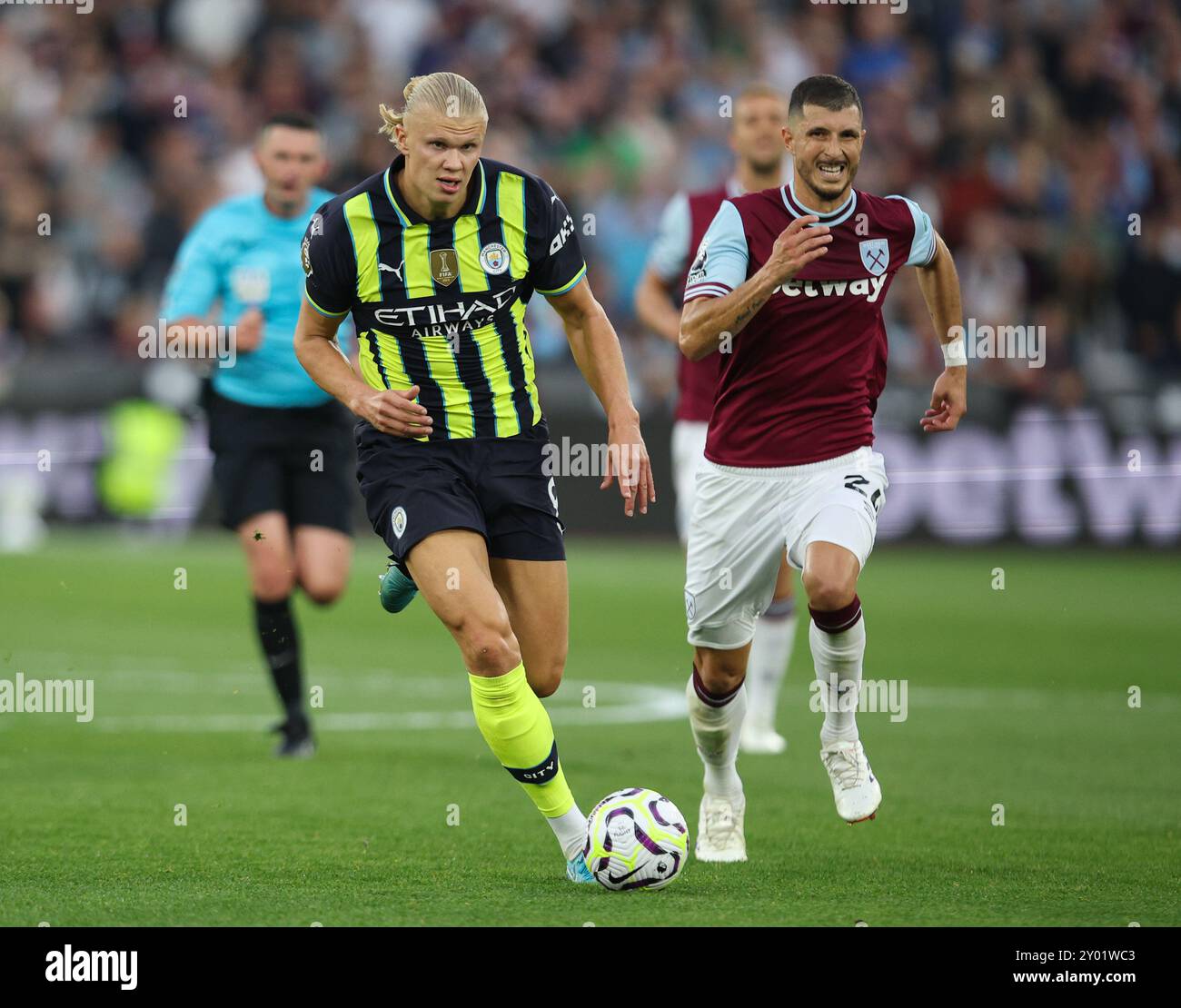 LONDON, UK - 31st Aug 2024:  Erling Haaland of Manchester City runs with the ball on the way to scoring his side’s third goal during the Premier League match between West Ham United and Manchester City at London Stadium  (Credit: Craig Mercer/ Alamy Live News) Stock Photo