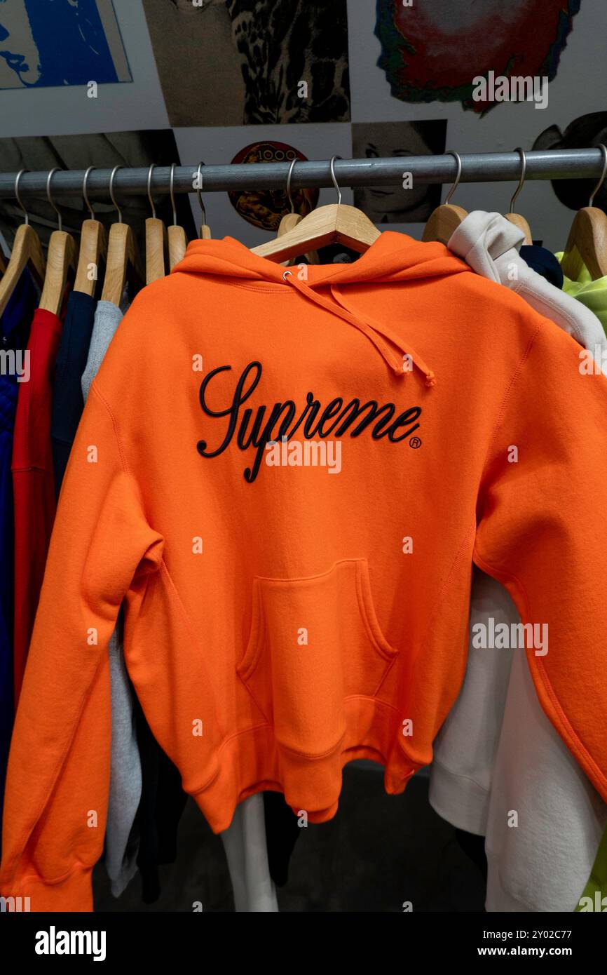 Supreme clothing shop hi res stock photography and images Alamy