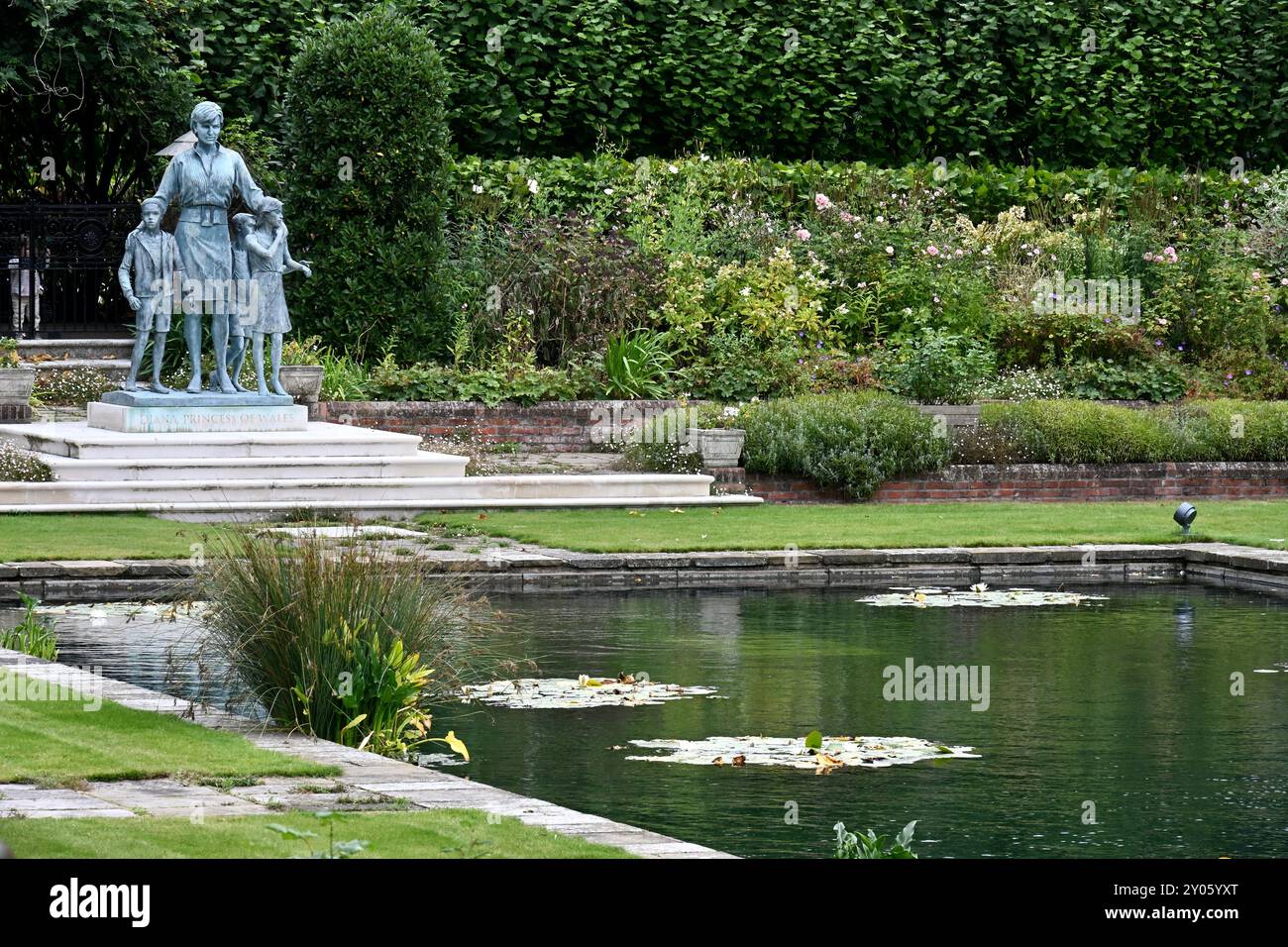 Statue of Diana, Princess of Wales by Ian RankBroadley, Sunken Garden