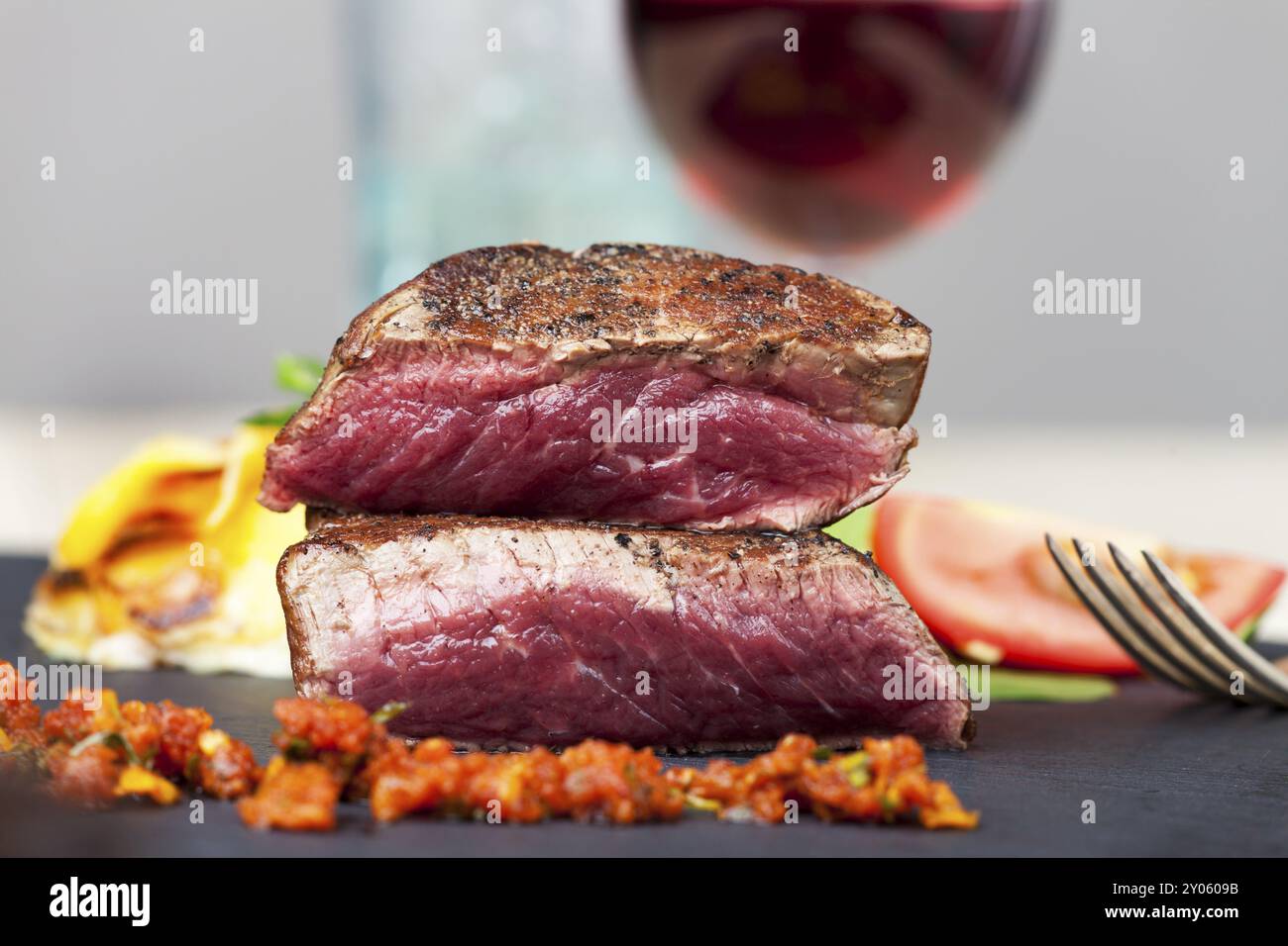 Steak mit Rotwein Stock Photo - Alamy