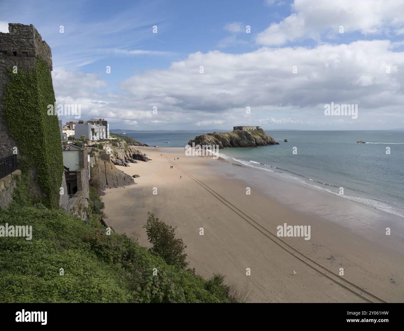 Castle Beach in Wales is located between the harbour town of Tenby and St. Catherine's Island Stock Photo