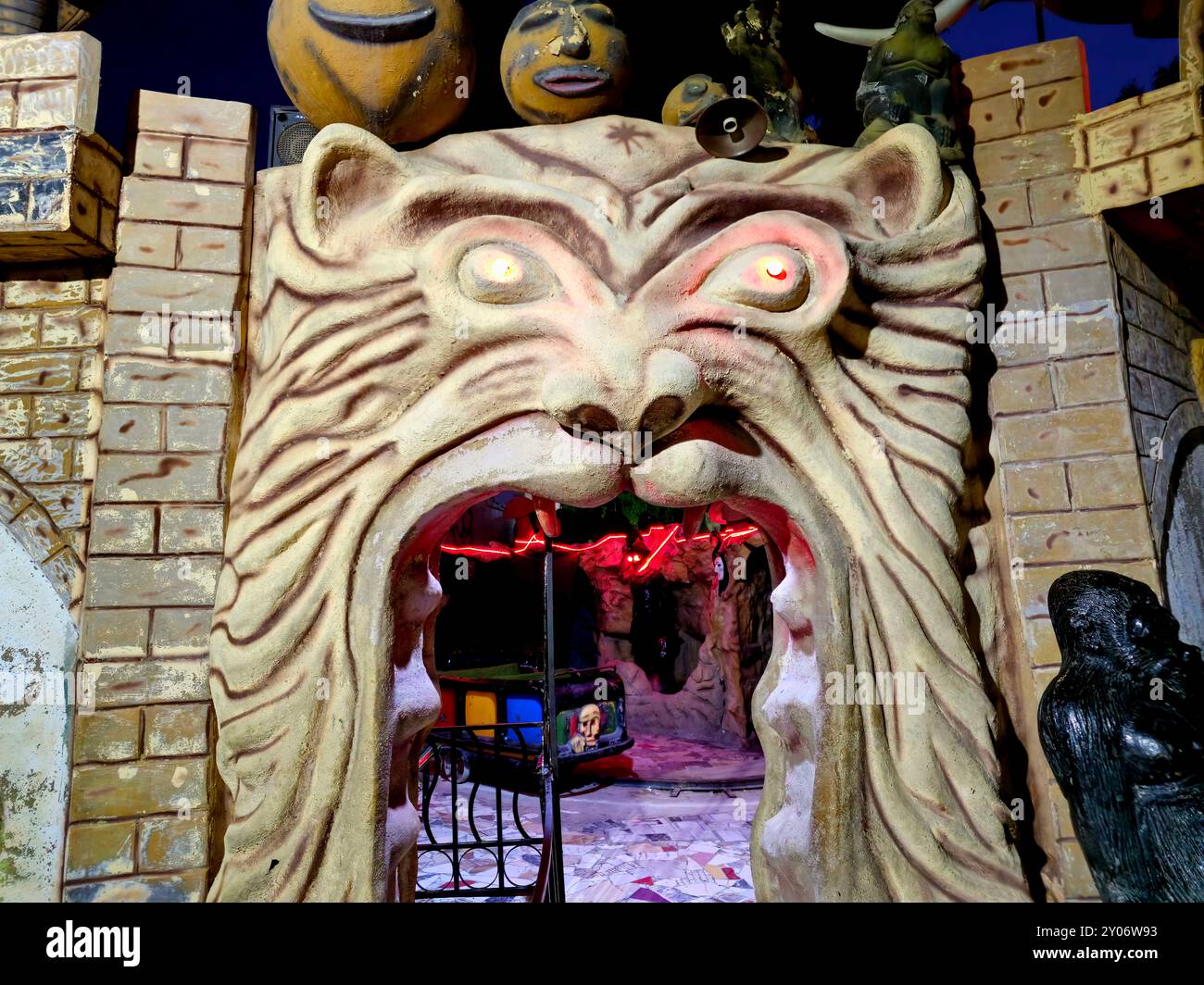 Scary costumes haunted house hi-res stock photography and images - Alamy