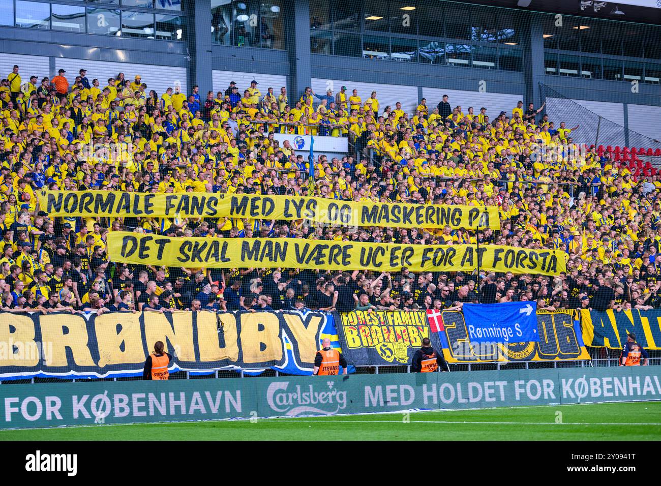 BIF fans. Tifo. Banner - “Normale fans med lys og maskering på - Det skal man være UC’er for at forstå”.   Superliga: FC København mod Brøndby IF - 01 Stock Photo