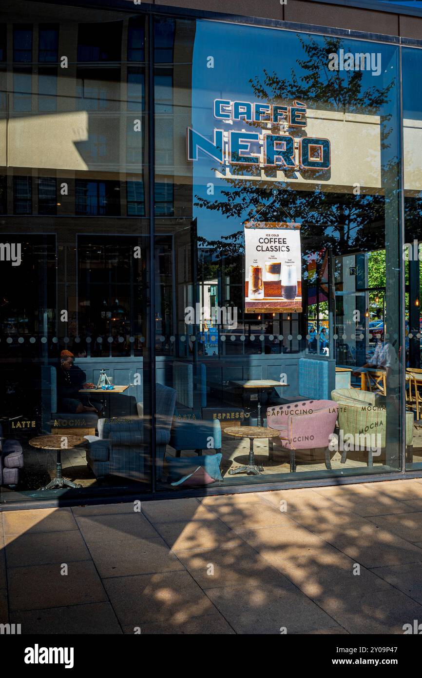 Caffe Nero - Cafe Nero - Caffè Nero - Large Caffe Nero Coffee Shop at Cambridge Railway Station. Cambridge UK. Stock Photo