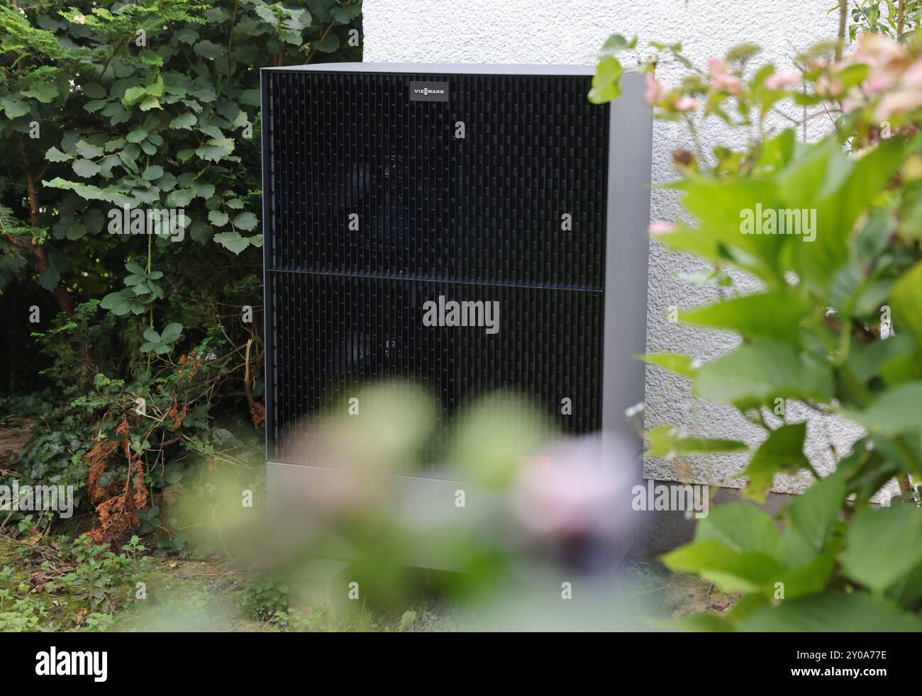Feature Wärmepumpe frisch montierte WärmePumpe im Garten eines