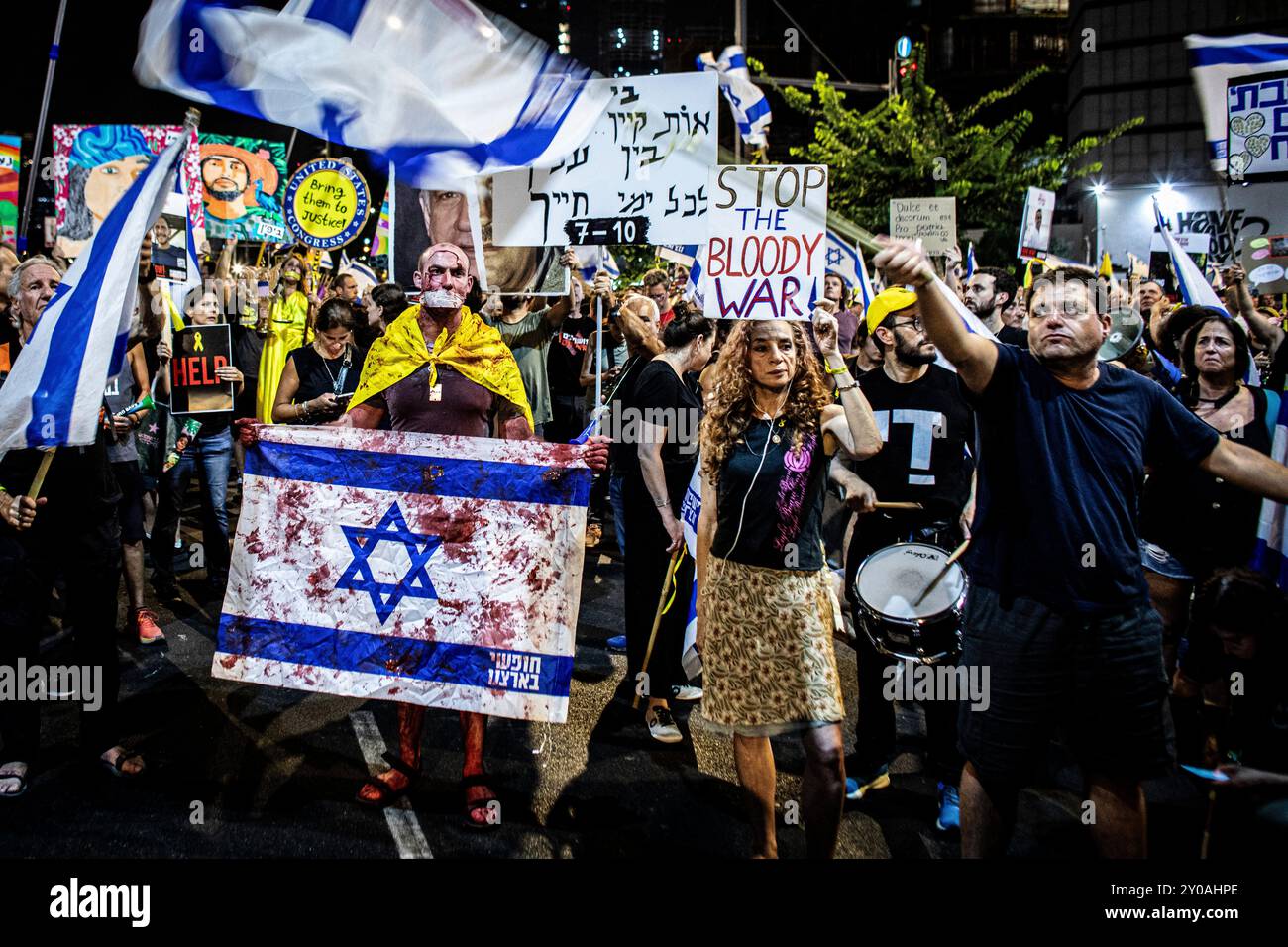 Protestors wave the Israeli flags during the demonstration demanding an immediate hostage deal and ceasefire. Israel says its forces have recovered the bodies of six hostages held by Hamas in the Gaza Strip. In a statement, the Israel Defence Forces (IDF) said the bodies were located on Saturday in an underground tunnel in the Rafah area of southern Gaza. The IDF named the hostages as Carmel Gat, Eden Yerushalmi, Hersh Goldberg-Polin, Alexander Lobanov, Almog Sarusi and Master Sgt Ori Danino. (Photo by Eyal Warshavsky/SOPA Images/Sipa USA) Stock Photo