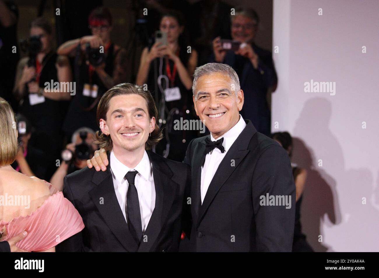 Clooney Austin Abrams red carpet Venice 2024 premiere Wolfs(02)
