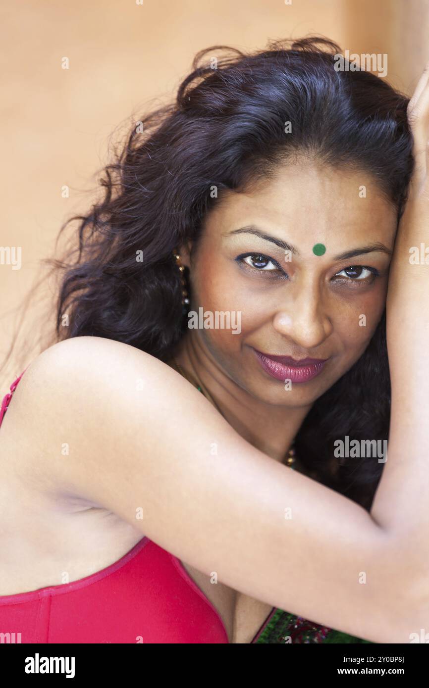 Smiling Indian woman in a sari Stock Photo - Alamy