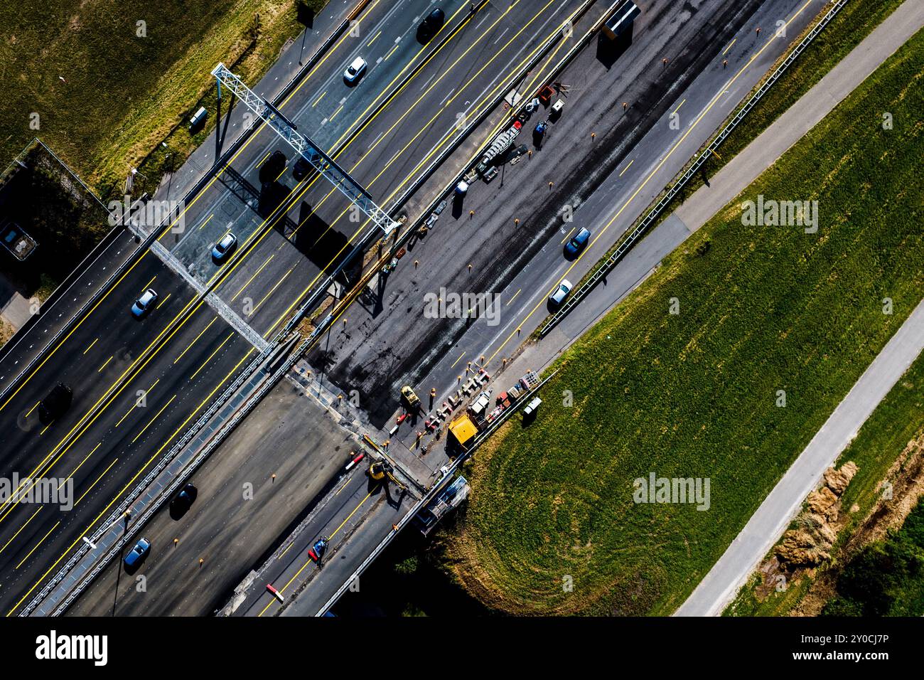 VIANEN - A drone photo of road works on the A2 at the Everdingen interchange near Vianen. The A2 is closed in the direction of Den Bosch for works. Among other things, new quieter asphalt is being applied on the A2 freeway. The closures are causing a lot of traffic inconvenience around Utrecht. Photo: ANP / Hollandse Hoogte / Jeffrey Groeneweg netherlands out - belgium out Stock Photo