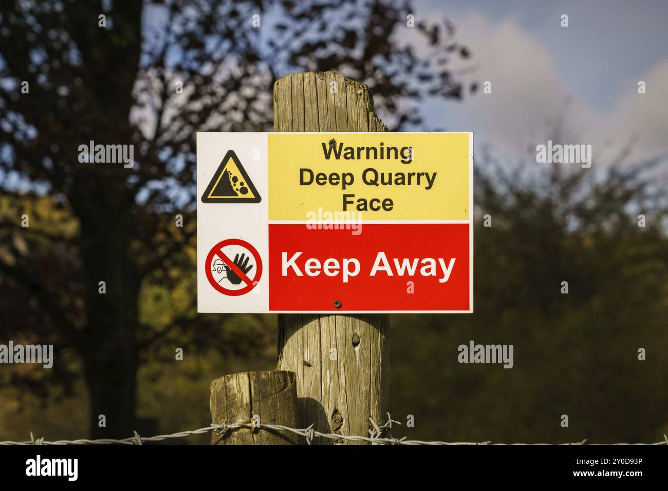 Sign: Warning deep quarry face keep away, seen at the Vaynor Quarry in Trefechan near Merthyr Tydfil, Mid Glamorgan, Wales, UK Stock Photo