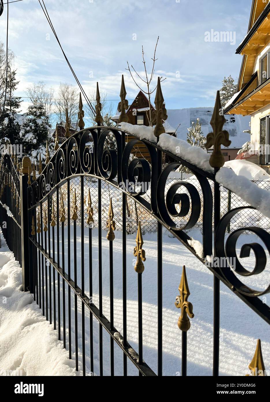Wrought iron fence with snow hi-res stock photography and images - Alamy