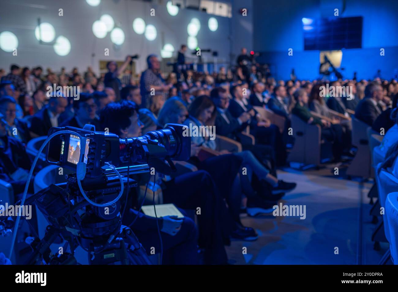 Dark room audience filming event hi-res stock photography and images ...