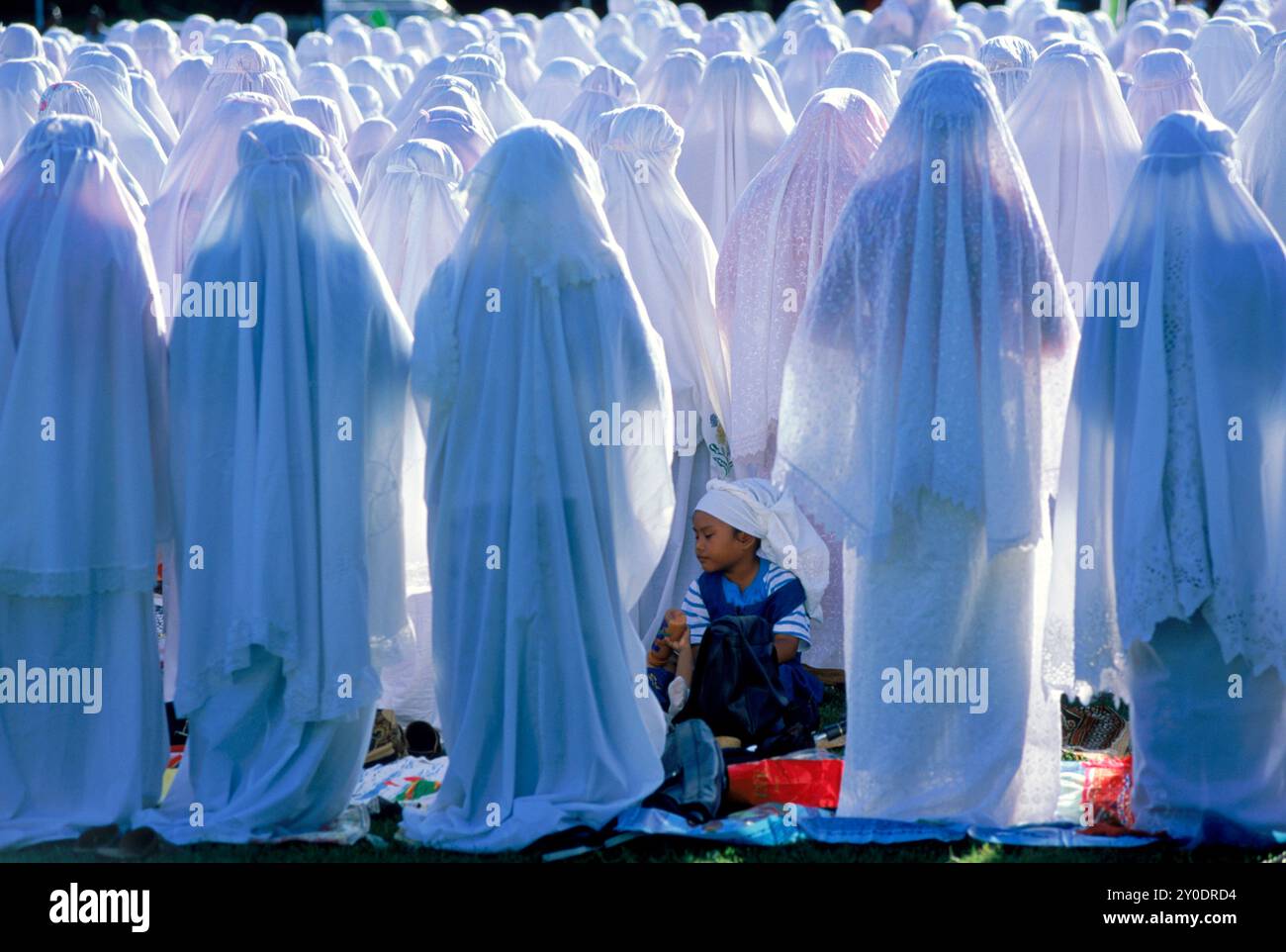 Group women in white dresses hi-res stock photography and images - Alamy