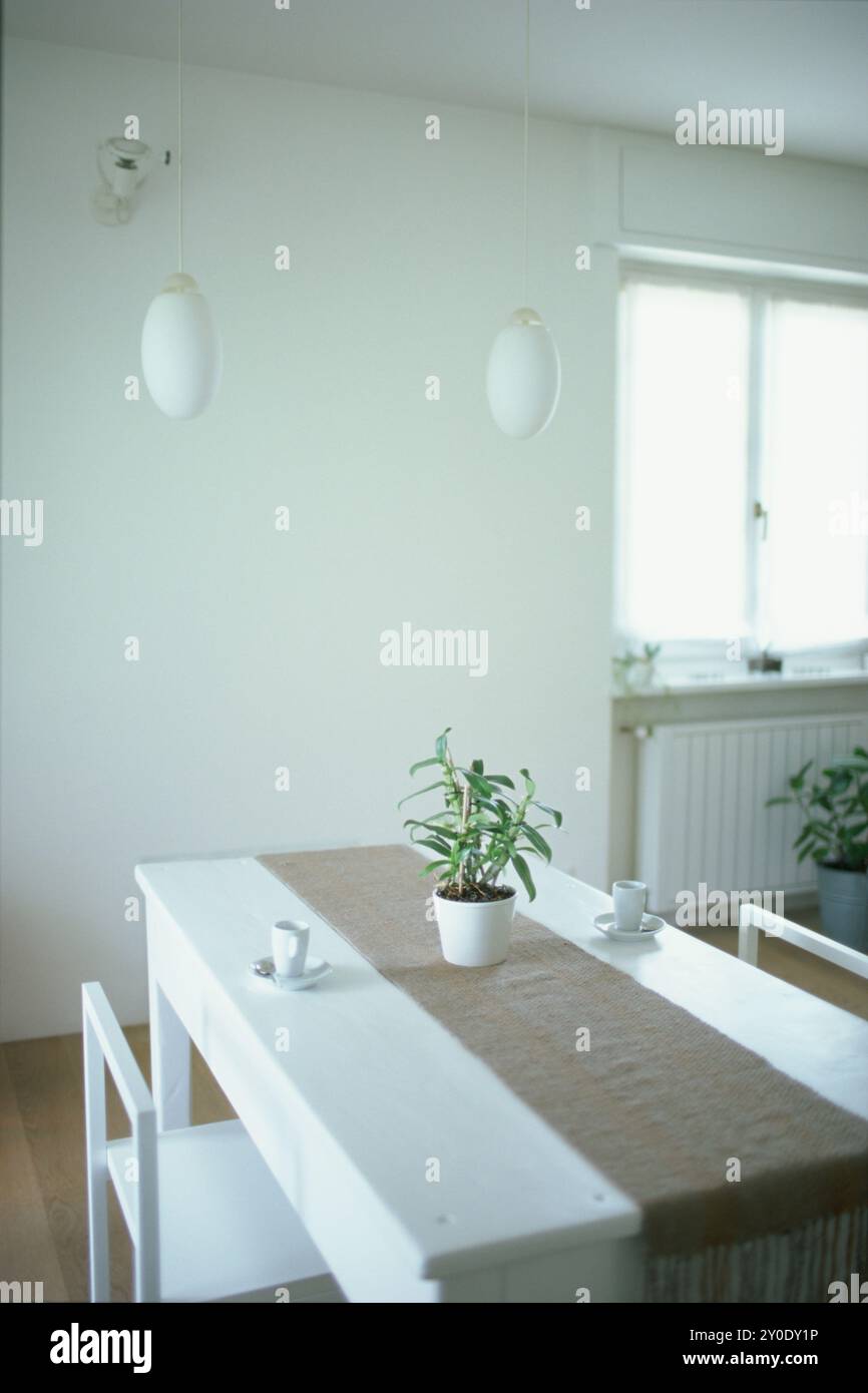 Slow table hi-res stock photography and images - Alamy