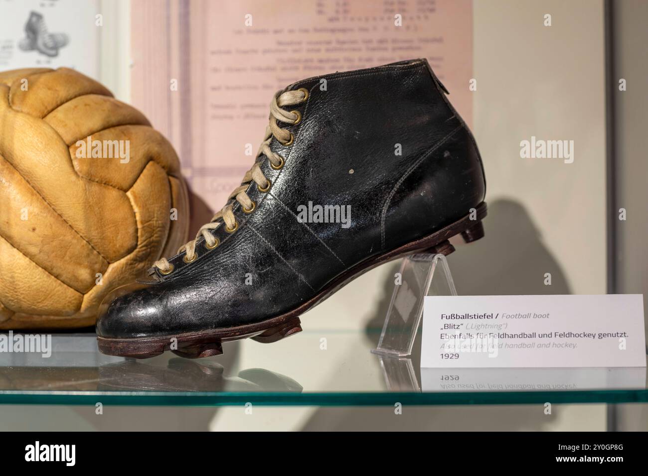Bilderserie 02.09.2024 Exponate der Sonderausstellung im Stadtmuseum Herzogenauarch zur 100 jahrigen Grundung der Schuhfabrik Gebruder Dassler in Herzogenaurach am 1. Juli 1924 der gemeinsame Schuhfab...