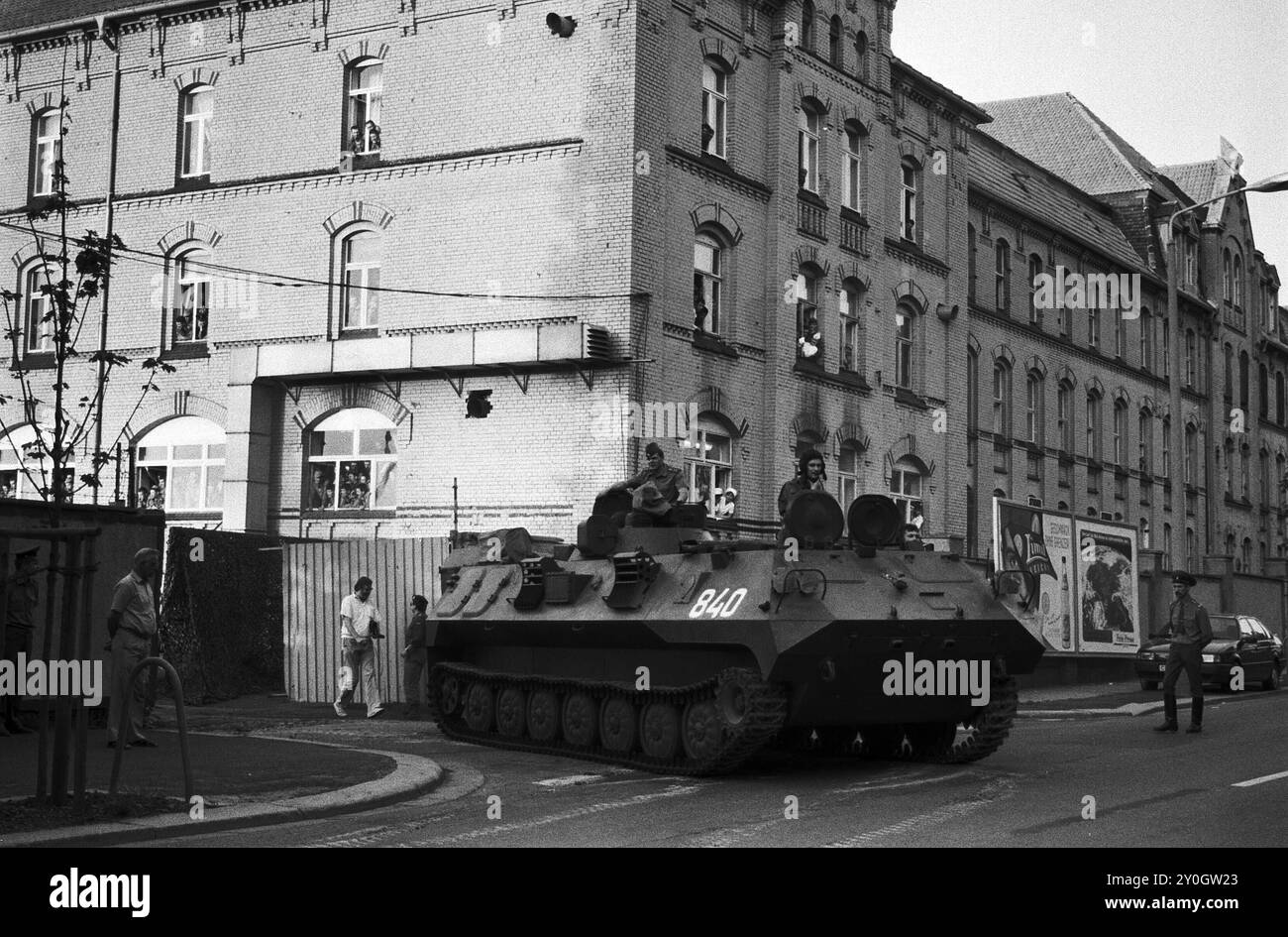 Abzug der Sowjetarmee aus der DDR 25.05.1992,Chemnitz,Militaer,Russenabzug, Abzug der letzten russischen Soldaten aus Chemnitz, Kaserne Leninstrasse. In Chemnitz waren über 5000 Soldaten mit Technik in der Kaserne an der Leninstaße stationiert, die Kaserne der Sowjetarmee wurde geräumt, Schützenpanzer und Selbstfahrhaubitzen fahren zum Bahnhof BRD *** Withdrawal of the Soviet Army from the GDR 25 05 1992,Chemnitz,Military,Russian withdrawal, withdrawal of the last Russian soldiers from Chemnitz, Leninstrasse barracks In Chemnitz, over 5000 soldiers with equipment were stationed in the barracks Stock Photo