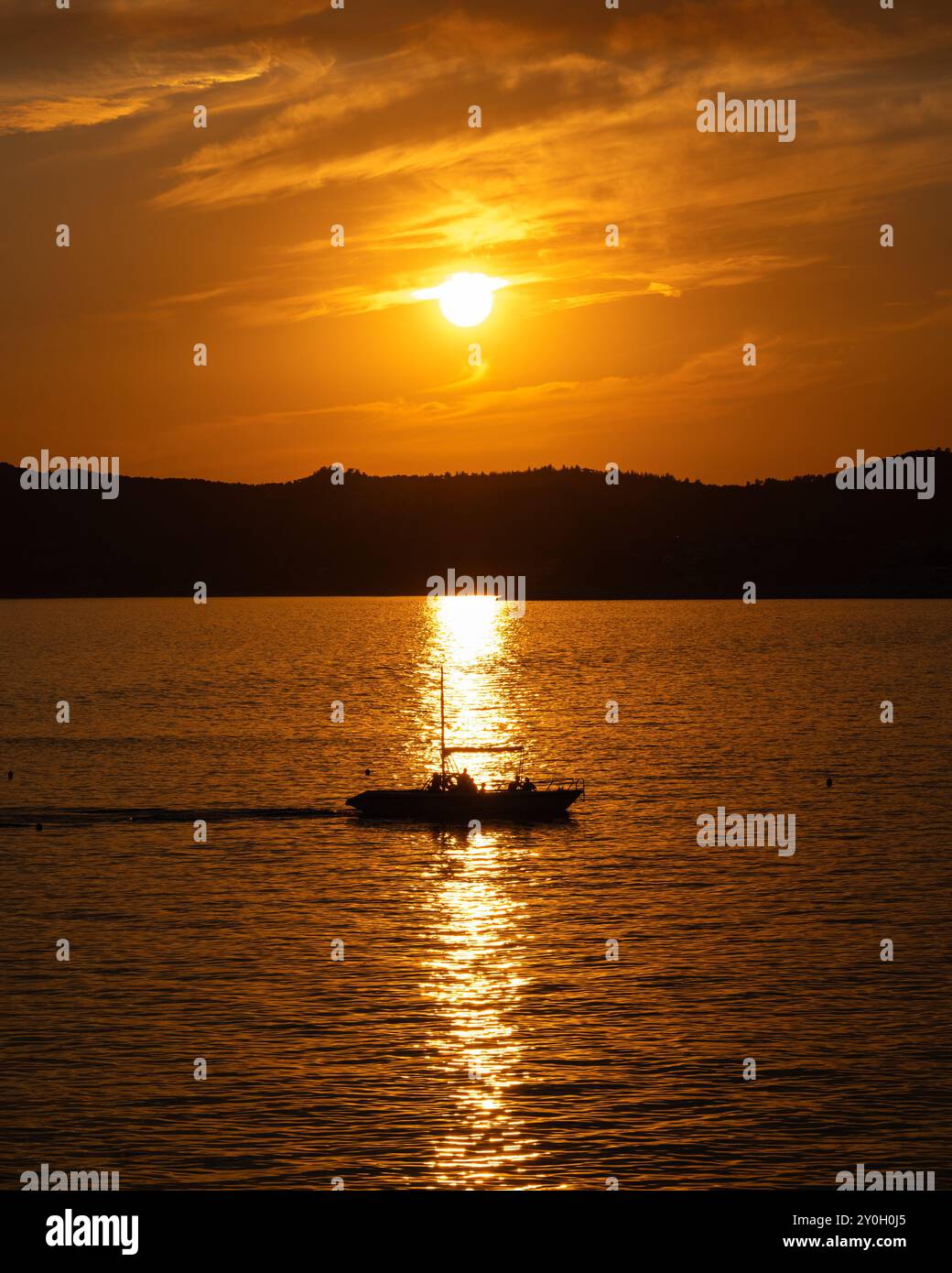 Silhouette boats on water hi-res stock photography and images - Alamy