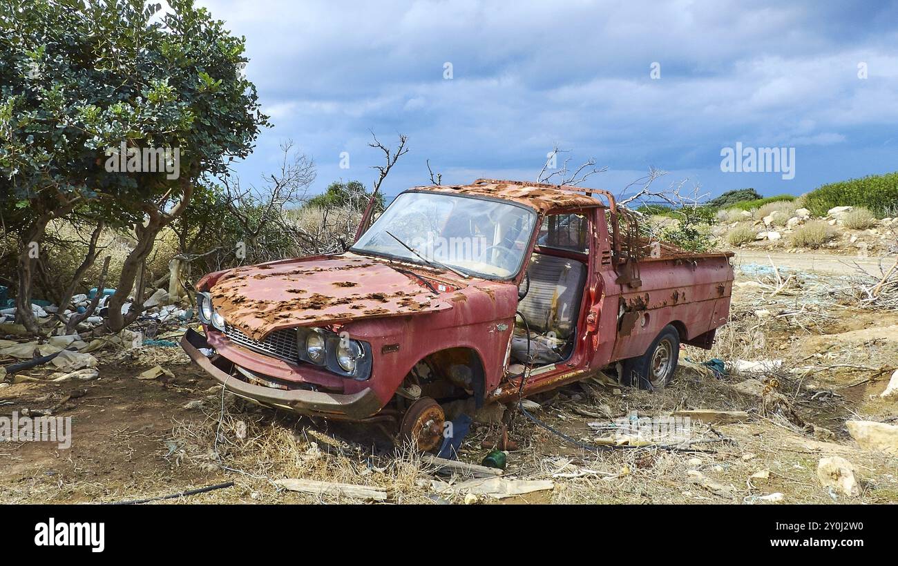 Red Car Rusted Rusted abandoned red pick hi-res stock photography and images - Alamy