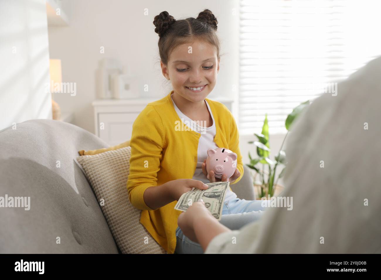 Mother giving money daughter hi-res stock photography and images - Alamy