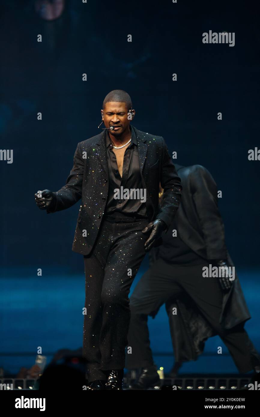 Toronto, Canada. 02nd Sep, 2024. Usher performs on the 'Past, Present and Future' tour, flanked by backup dancers, at Scotiabank Arena Credit: Bobby Singh/Alamy Live News Stock Photo