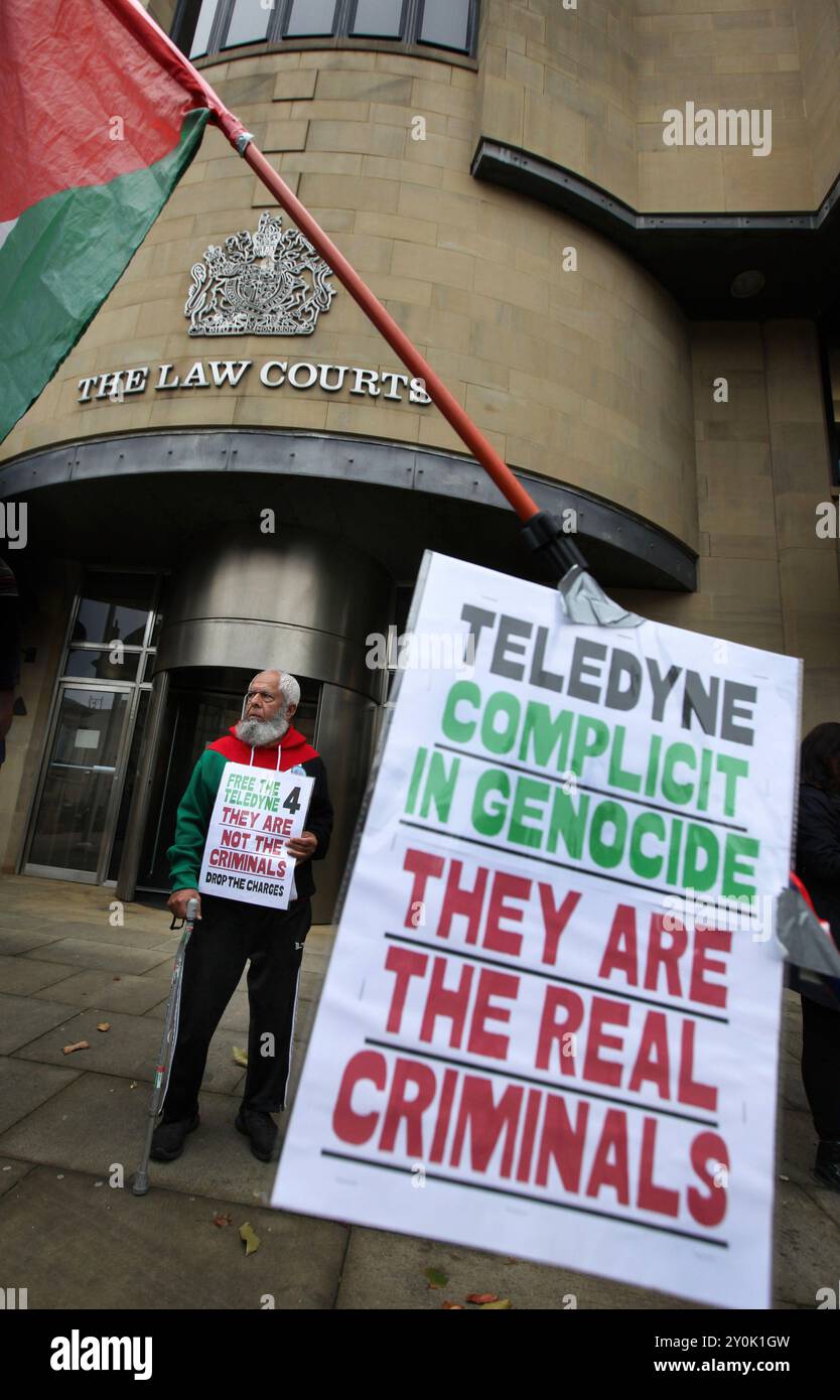 A Protester holds a placard that says 'Free the Teledyne Four, They Are Not The Criminals' during the demonstration outside court. Four Palestine Action activists started their trial at Bradford Crown Court on Monday 2 September after occupying and allegedly causing damage to the roof at Teledyne in Shipley in April 2024. The protesters took direct action as Teledyne make components for the F-35 fighter jet used by Israel against the Palestinian people in Gaza and elsewhere. The court case is scheduled to last a week (Photo by Martin Pope/SOPA Images/Sipa USA) Stock Photo