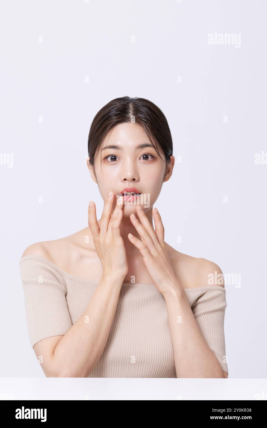 A pretty woman in her 20s posing with her hands Stock Photo - Alamy