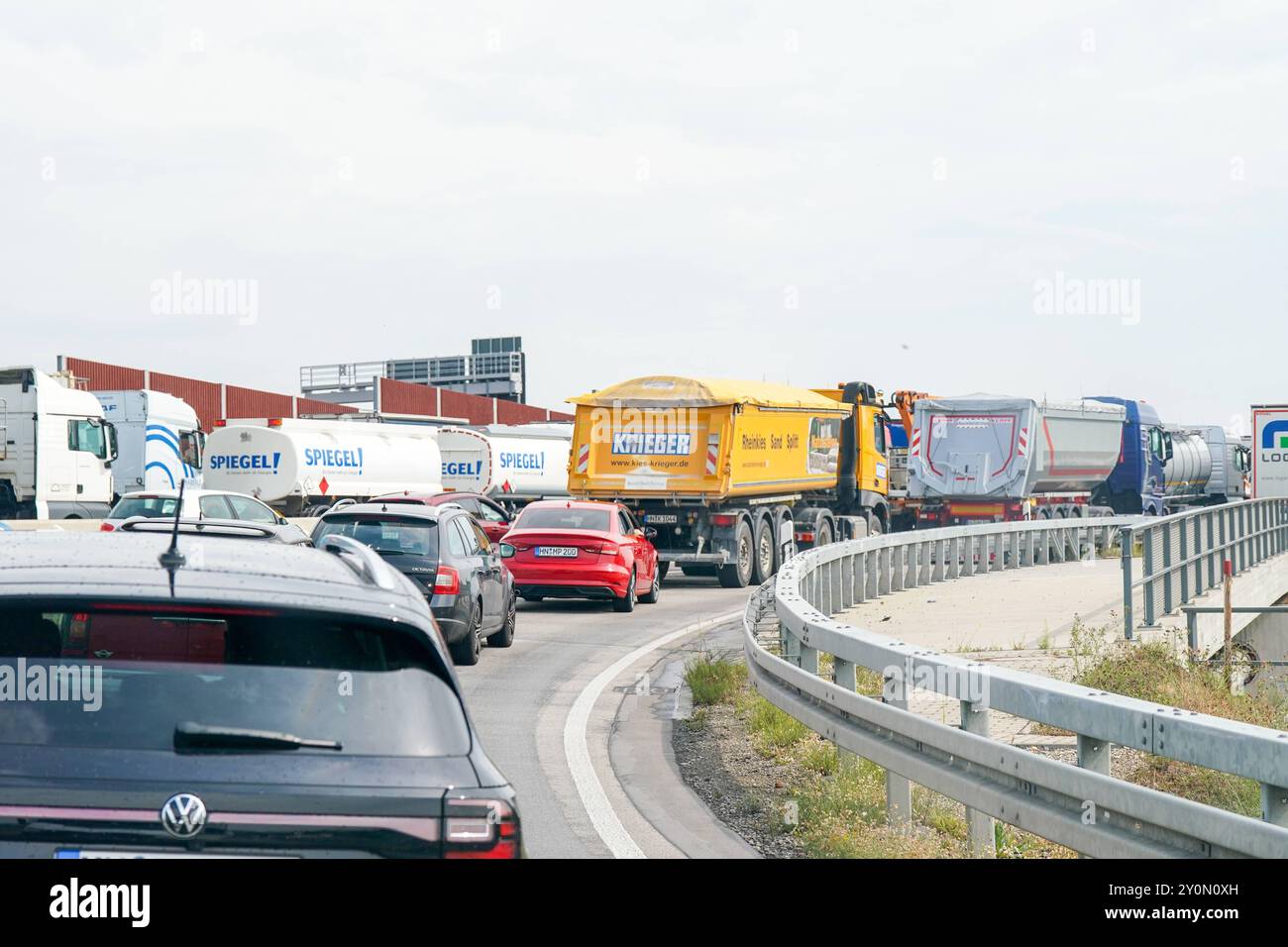 Stau, LKW, PKW, Baustelle, Verkehrsstau, Engpass, Verzögerung, Transport, Logistik, Infrastruktur, Stauwarnung, Pendlerprobleme, Wartezeit, Baustellenverkehr, Verkehrschaos. *** Traffic jam, truck, car, construction site, traffic jam, bottleneck, delay, transport, logistics, infrastructure, traffic jam warning, commuter problems, waiting time, construction site traffic, traffic chaos Copyright: xJOERANxSTEINSIEKx Stock Photo
