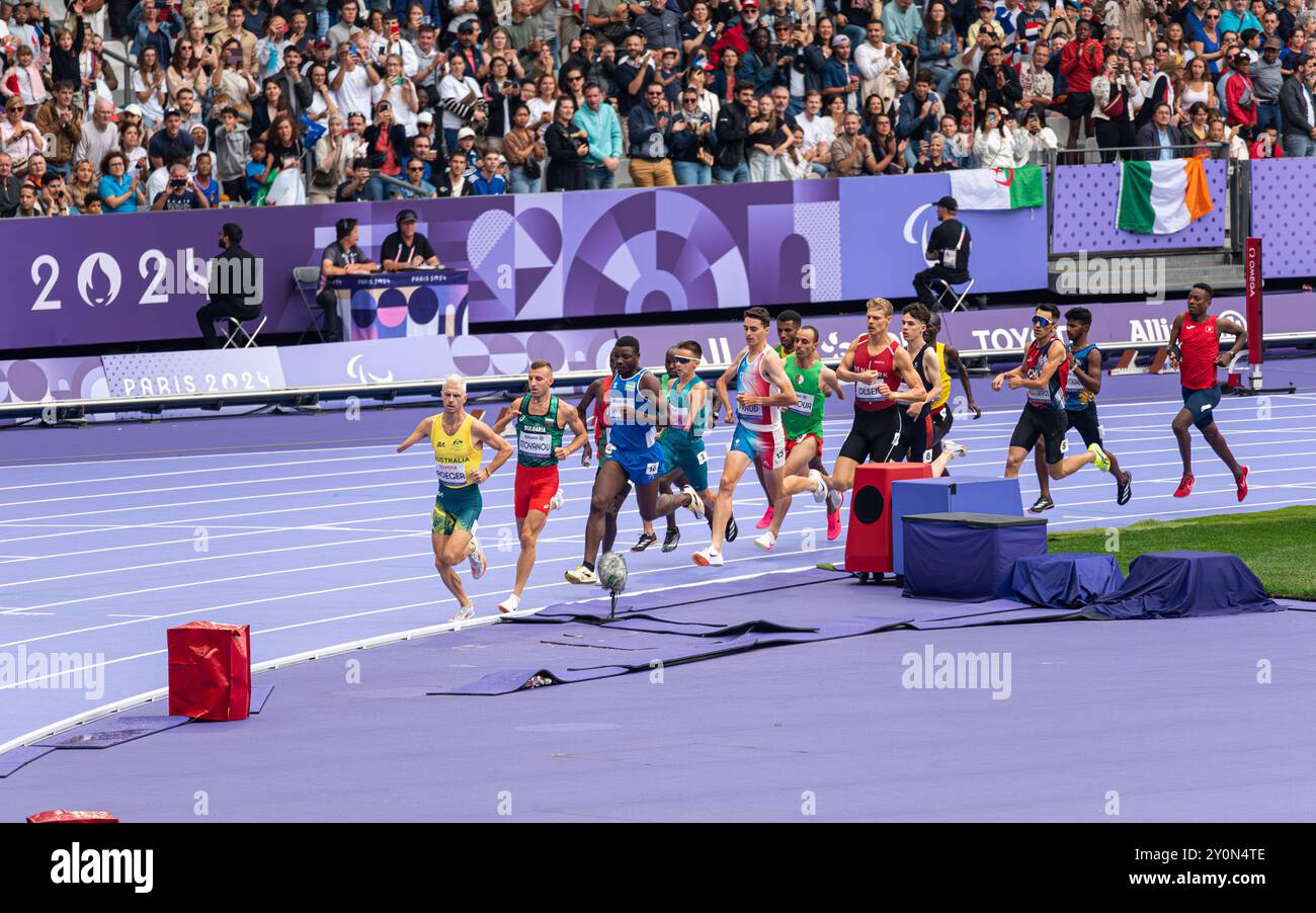 Paralympic athletes running the Men's 1500 metres run in the Stade de France for The Paris 2024 Paralympic Summer Games. Stock Photo