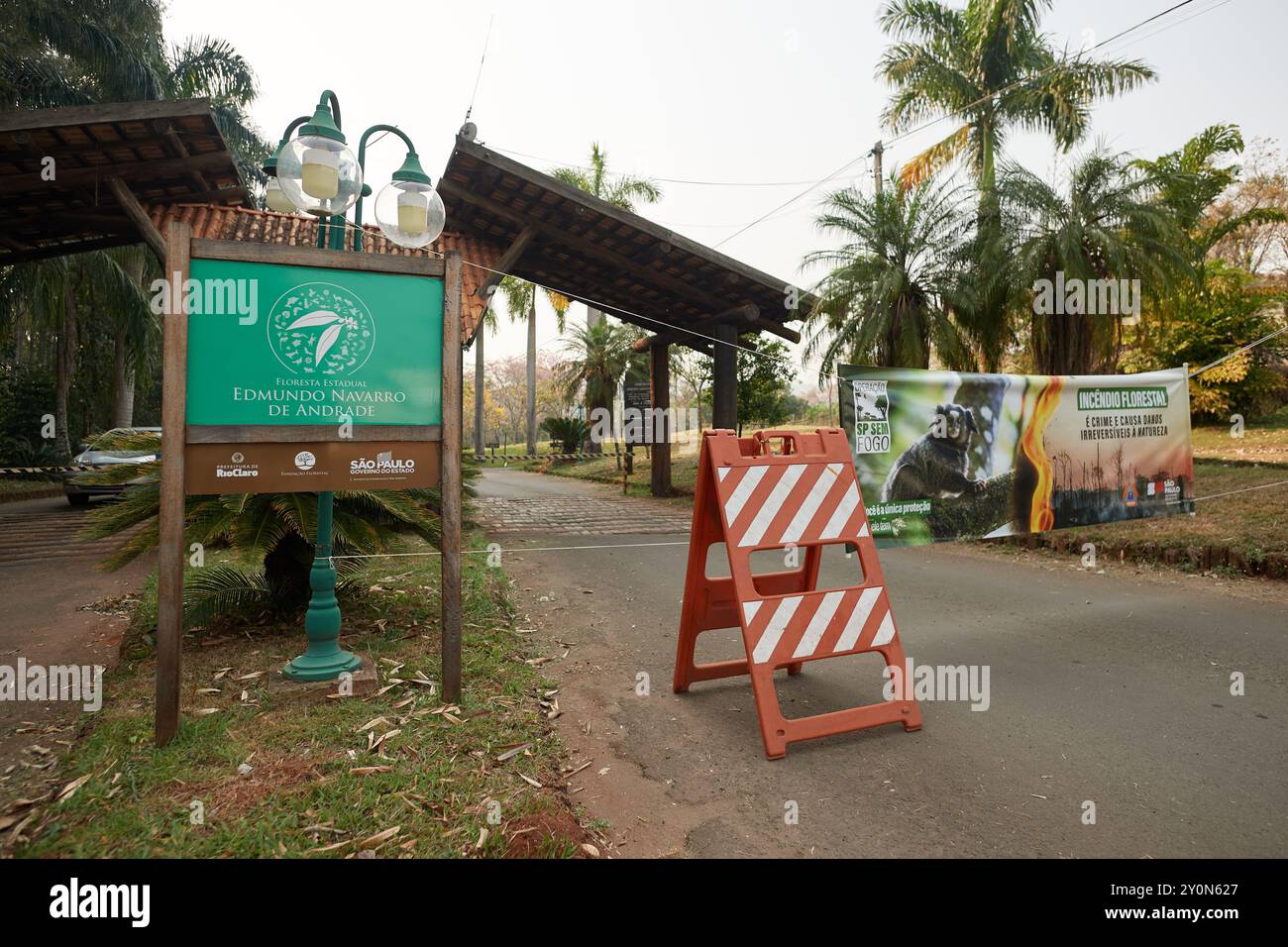 Rio Claro, Sao Paulo, Brazil. 3rd Sep, 2024. The main entrance to the Edmundo Navarro de Andrade State Forest is temporarily closed in Rio Claro, Sao Paulo, Brazil, on September 3, 2024. The Sao Paulo State Forestry Foundation has ordered the closure of all conservation units in the metropolitan region and the interior of the state until September 12 due to the high risk of wildfires. (Credit Image: © Igor Do Vale/ZUMA Press Wire) EDITORIAL USAGE ONLY! Not for Commercial USAGE! Stock Photo