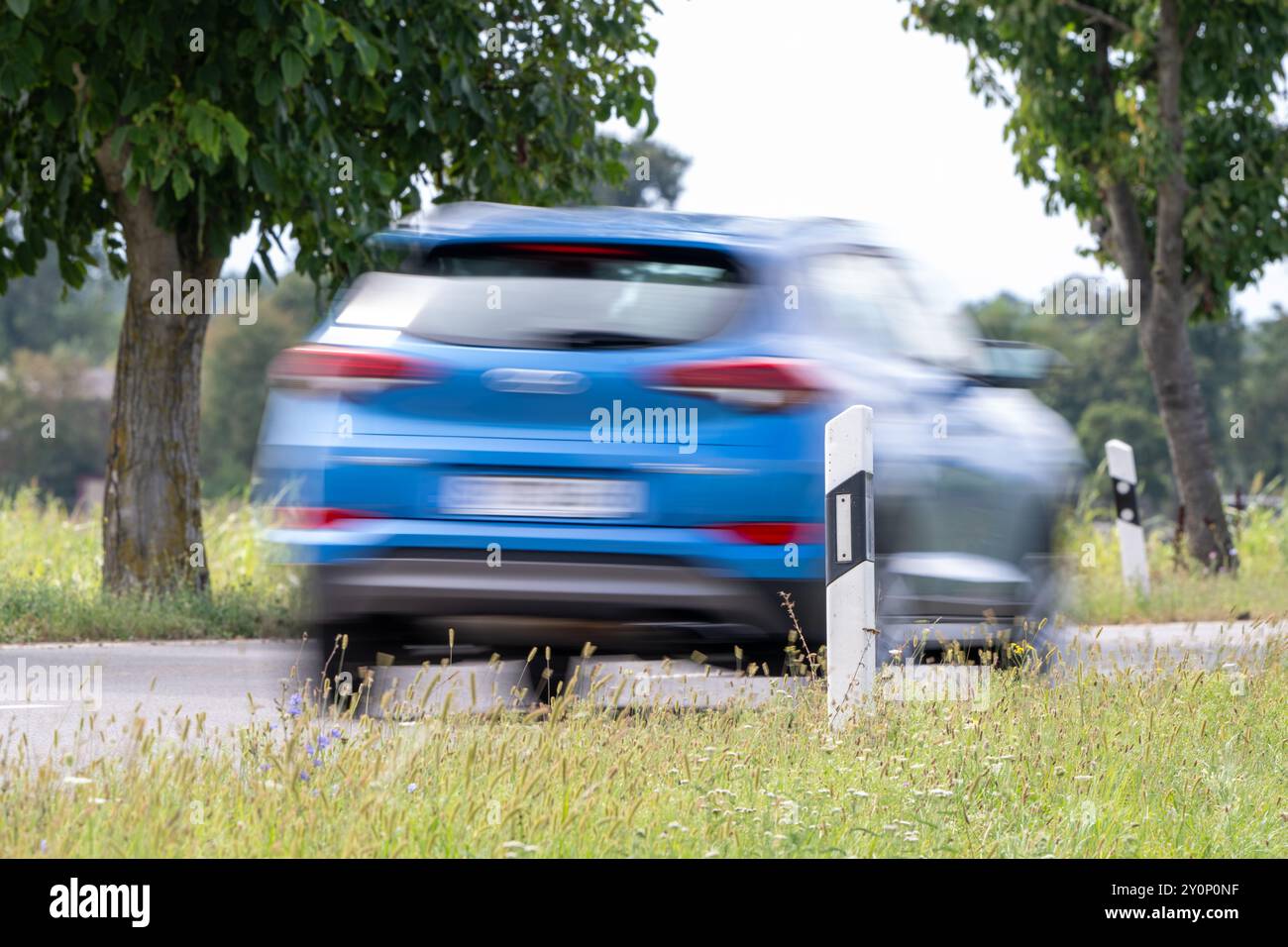 sie fahren auf einer landstraße