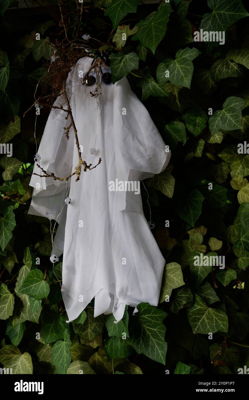 Ghost sheet hi-res stock photography and images - Alamy