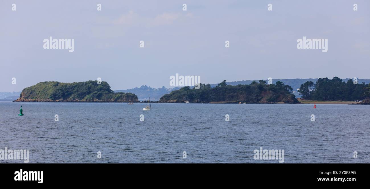 Vorgelagerte Inseln Grande Ile und Petite Ile Du Bindy, Logonna-Daoulas, Bucht Rade de Brest, Departement Finistere Penn-ar-Bed, Region Bretagne Breizh. Frankreich *** Offshore islands Grande Ile and Petite Ile Du Bindy, Logonna Daoulas, Rade de Brest Bay, Finistere Penn ar Bed department, Brittany Breizh region France Stock Photo