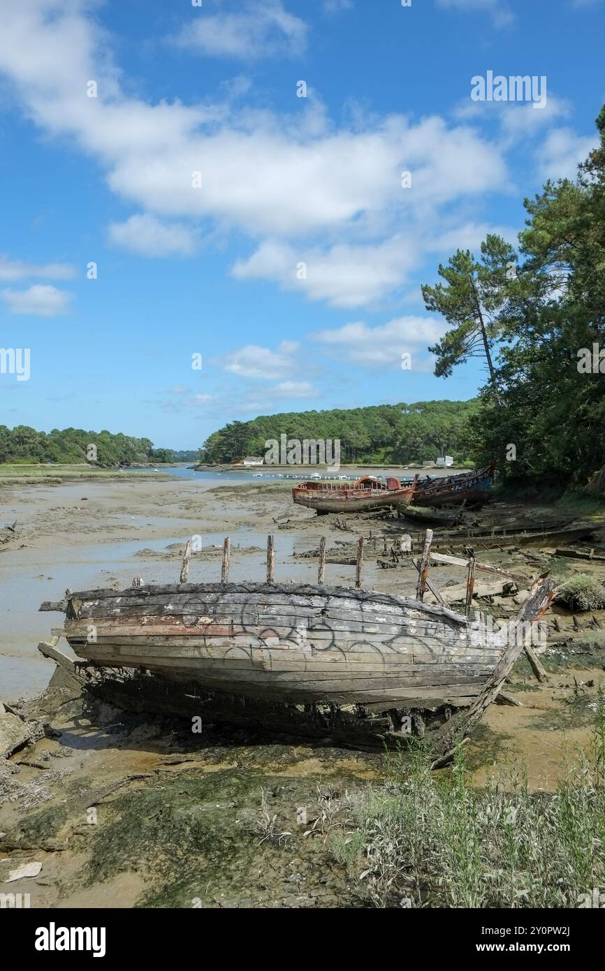 A Rotting Boat on the Banks of the River Bono, Cimetiere a Bateaux, Le Bono, Near Auray, Morbihan, Brittany, France Stock Photo