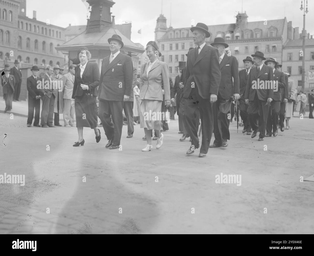 Aktuell 11-1950: Oslo 900 år Jubileet og innvielsen av rådhuset. Etter høytideligheten i Gamlebyen busset bystyrets medlemmer og de utenlandske gjestene til Nytorget, og derfra gikk de alle sammen i prosesjon til Domkirken. Foran ses statsminister Einar Gerhardsen og Werna Gerhardsen og ordfører Halvdan Eyvind Stokke med frue. Foto: Sverre A. Børretzen og Arne Kjus / Aktuell / NTB***Foto er ikke bildebehandlet***     This image text is auto translated Stock Photo