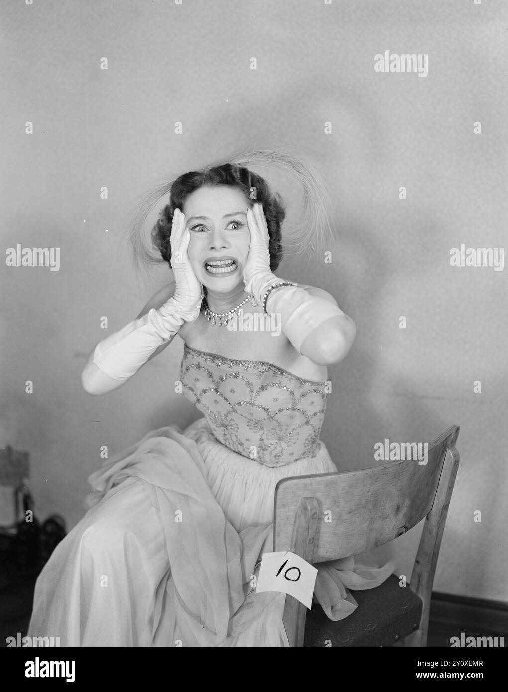Current 14-15-1951: Can they read faces . Actress Sonja Wigert shows ...