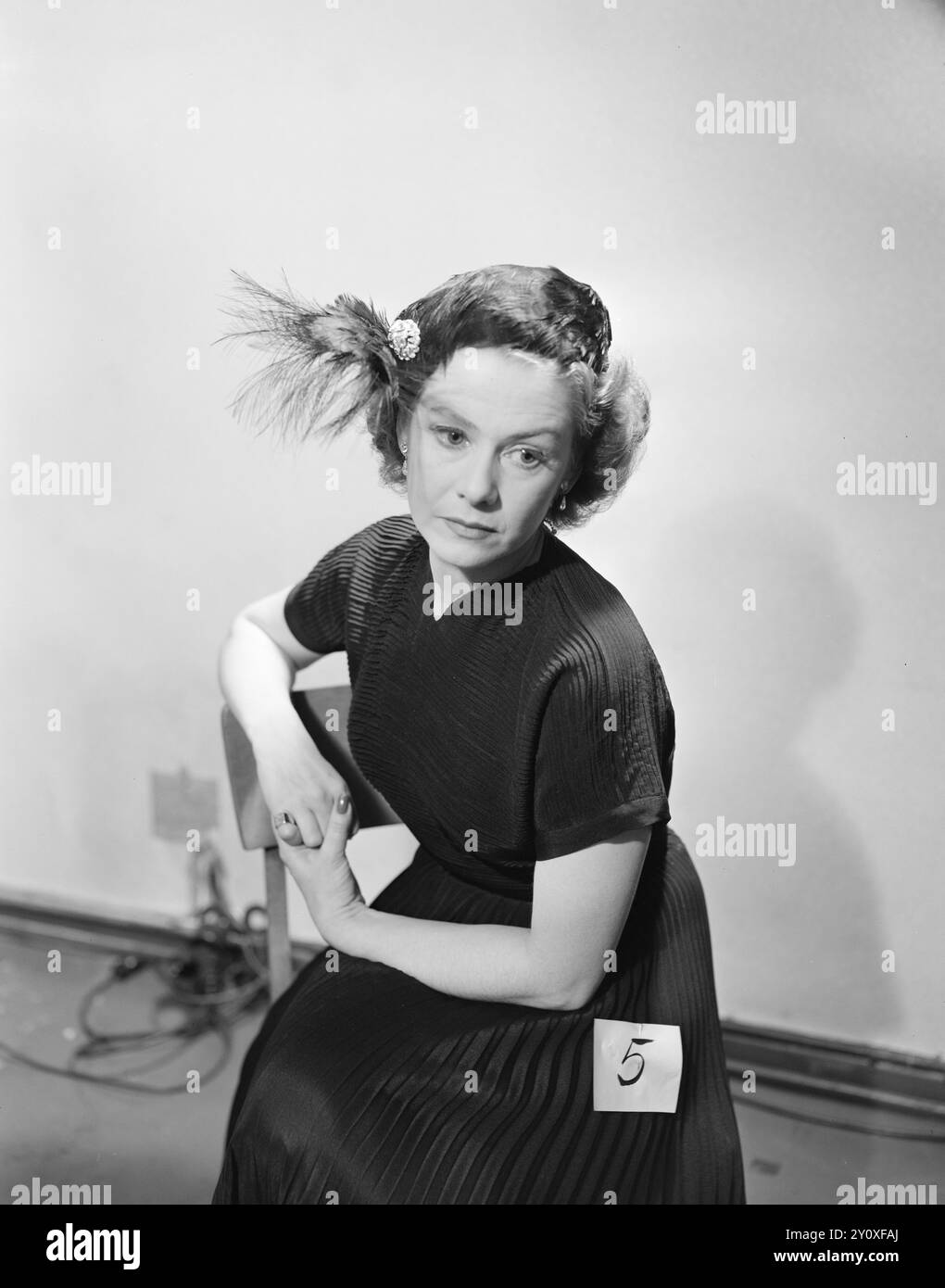 Current 14-15-1951: Can they read faces . Actress Sonja Wigert shows ...