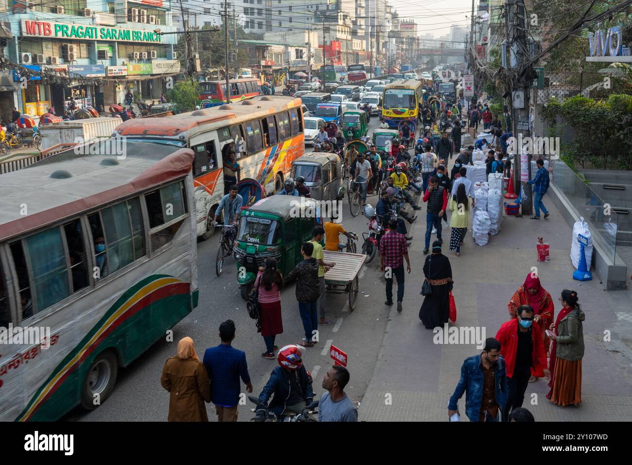 Bustling street scene crowded hi-res stock photography and images - Alamy