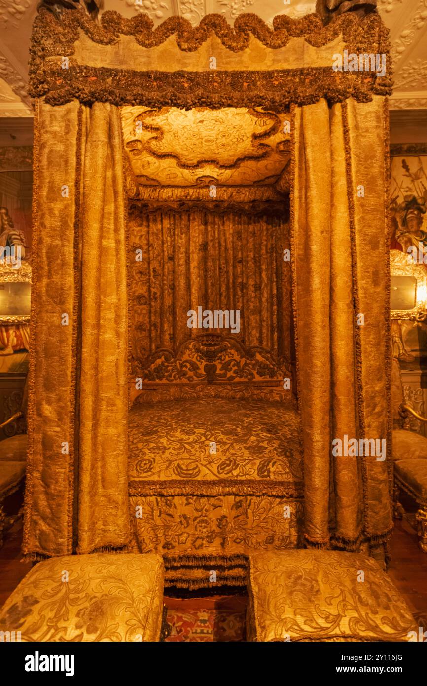 England, Kent, Sevenoaks, Knole House, The King's Room, The Enormous Gold and Silver 350 year old Royal Bed Stock Photo