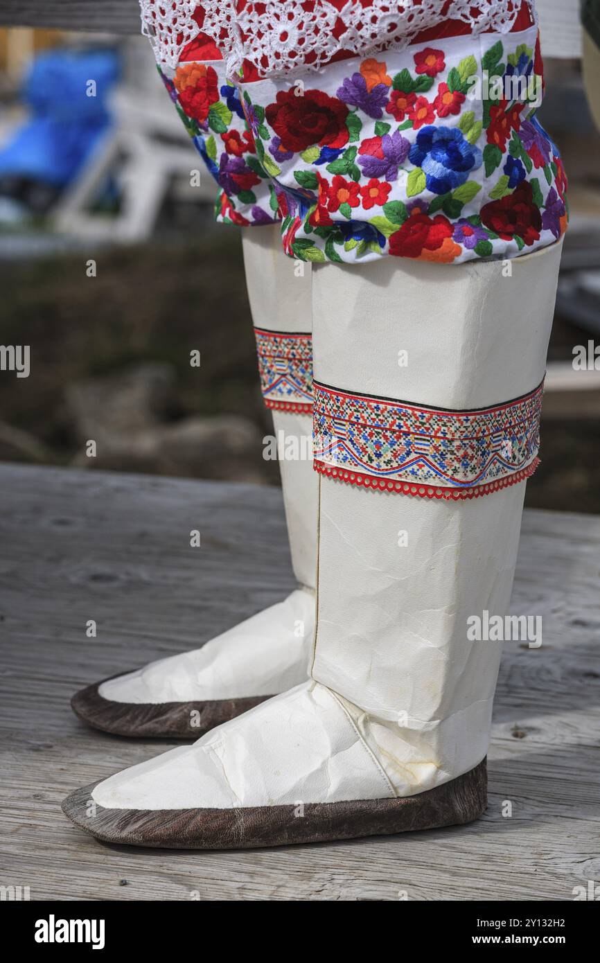 Inuit national costume hi-res stock photography and images - Alamy