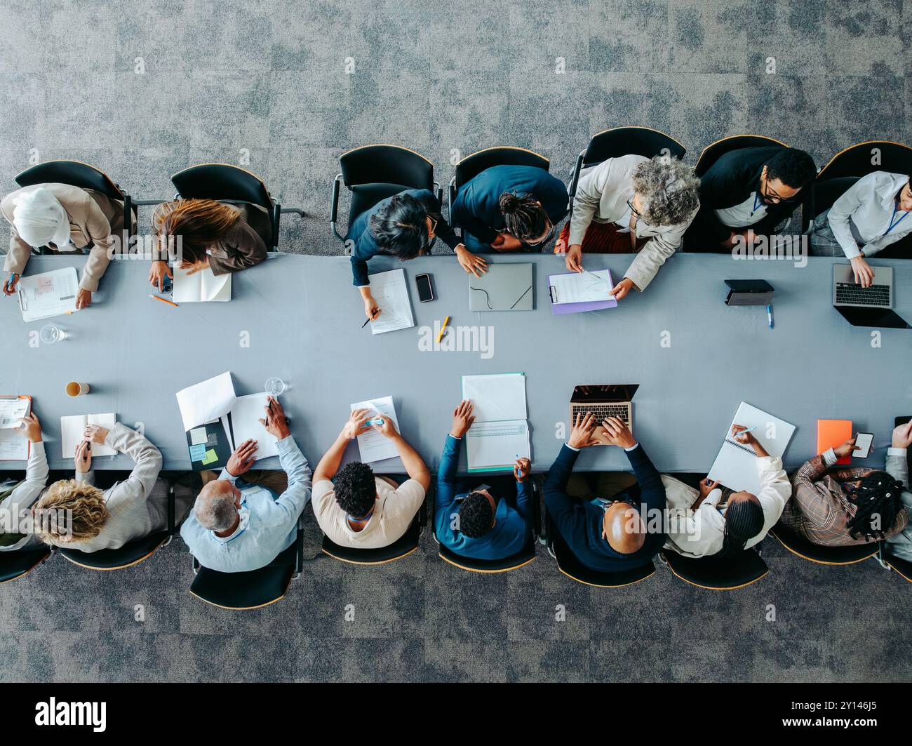 Huddle Top View Panel discussion overhead view hi-res stock photography and images - Alamy