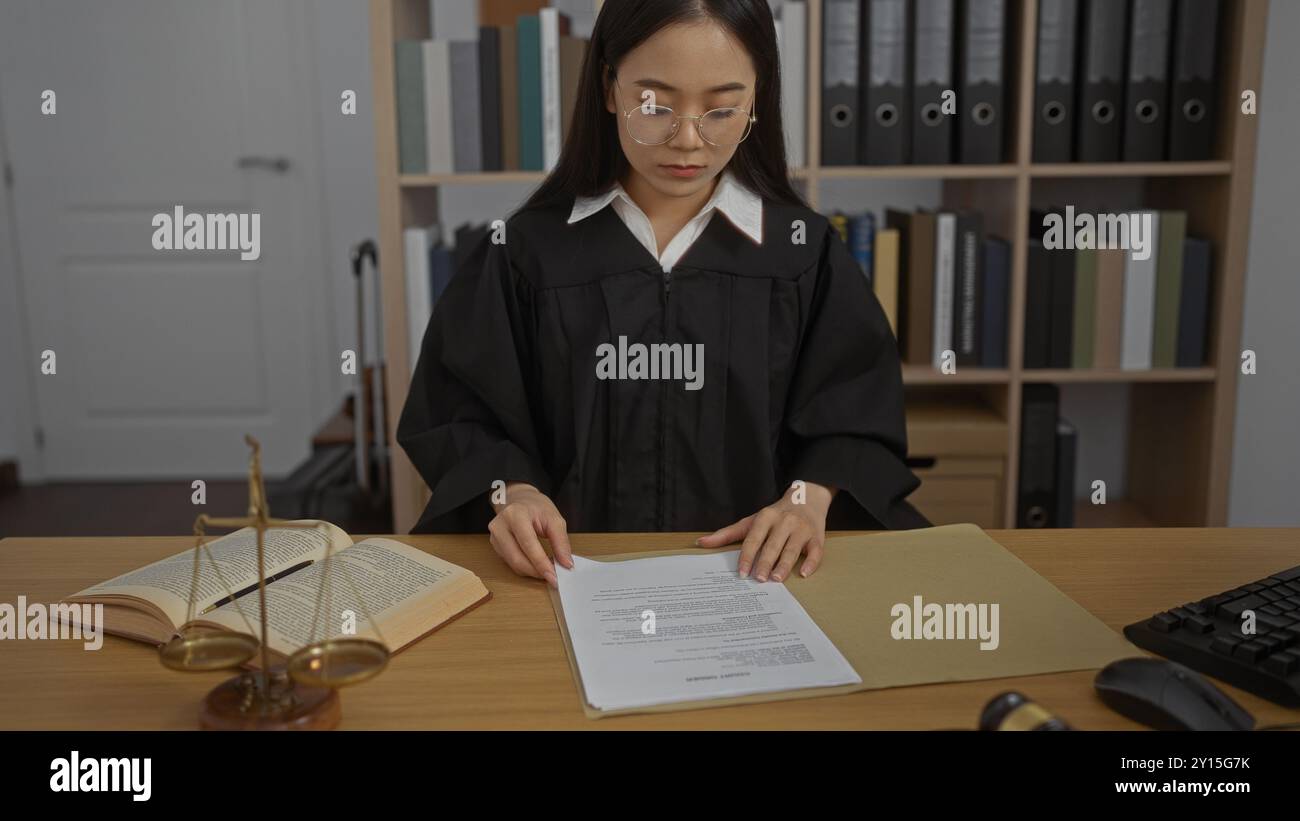 Judge robe china hi-res stock photography and images - Alamy