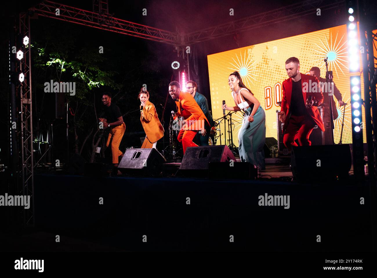 musical group, band, on stage in bright rays Stock Photo - Alamy