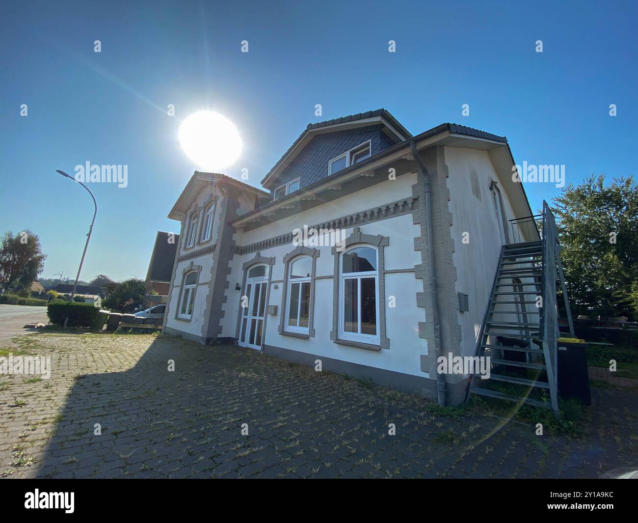 Satrup, Kreis Schleswig-Flensburg Wohnhaus in der Flensburger Straße 64 in Satrup. Der Satruper Kirchendiener Hermann Jacobsen, der am 13. Dezember 1890 in Estrupfeld geboren wurde, wurde in der NS-Zeit von einer Satruper Frau aus persönlicher Rachsucht denunziert. Jacobsen wurde vom Volksgerichtshof 1944 zum Tode verurteilt und im Zuchthaus Brandenburg-Görden am 17. Juli 1944 hingerichtet. Die Denunziantin erhielt nach dem Krieg eine dreijährige Gefängnisstrafe. Aufnahme vom 05.09.2024, Satrup, Ortsteil der Gemeinde Mittelangeln im Kreis Schleswig-Flensburg in Schleswig-Holstein *** Satrup, S Stock Photo