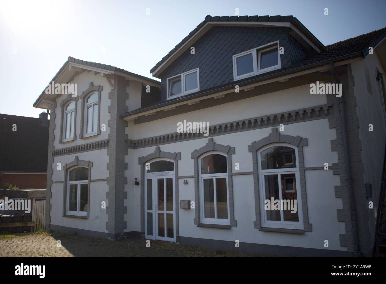 Satrup, Kreis Schleswig-Flensburg Wohnhaus in der Flensburger Straße 64 in Satrup. Der Satruper Kirchendiener Hermann Jacobsen, der am 13. Dezember 1890 in Estrupfeld geboren wurde, wurde in der NS-Zeit von einer Satruper Frau aus persönlicher Rachsucht denunziert. Jacobsen wurde vom Volksgerichtshof 1944 zum Tode verurteilt und im Zuchthaus Brandenburg-Görden am 17. Juli 1944 hingerichtet. Die Denunziantin erhielt nach dem Krieg eine dreijährige Gefängnisstrafe. Aufnahme vom 05.09.2024, Satrup, Ortsteil der Gemeinde Mittelangeln im Kreis Schleswig-Flensburg in Schleswig-Holstein *** Satrup, S Stock Photo