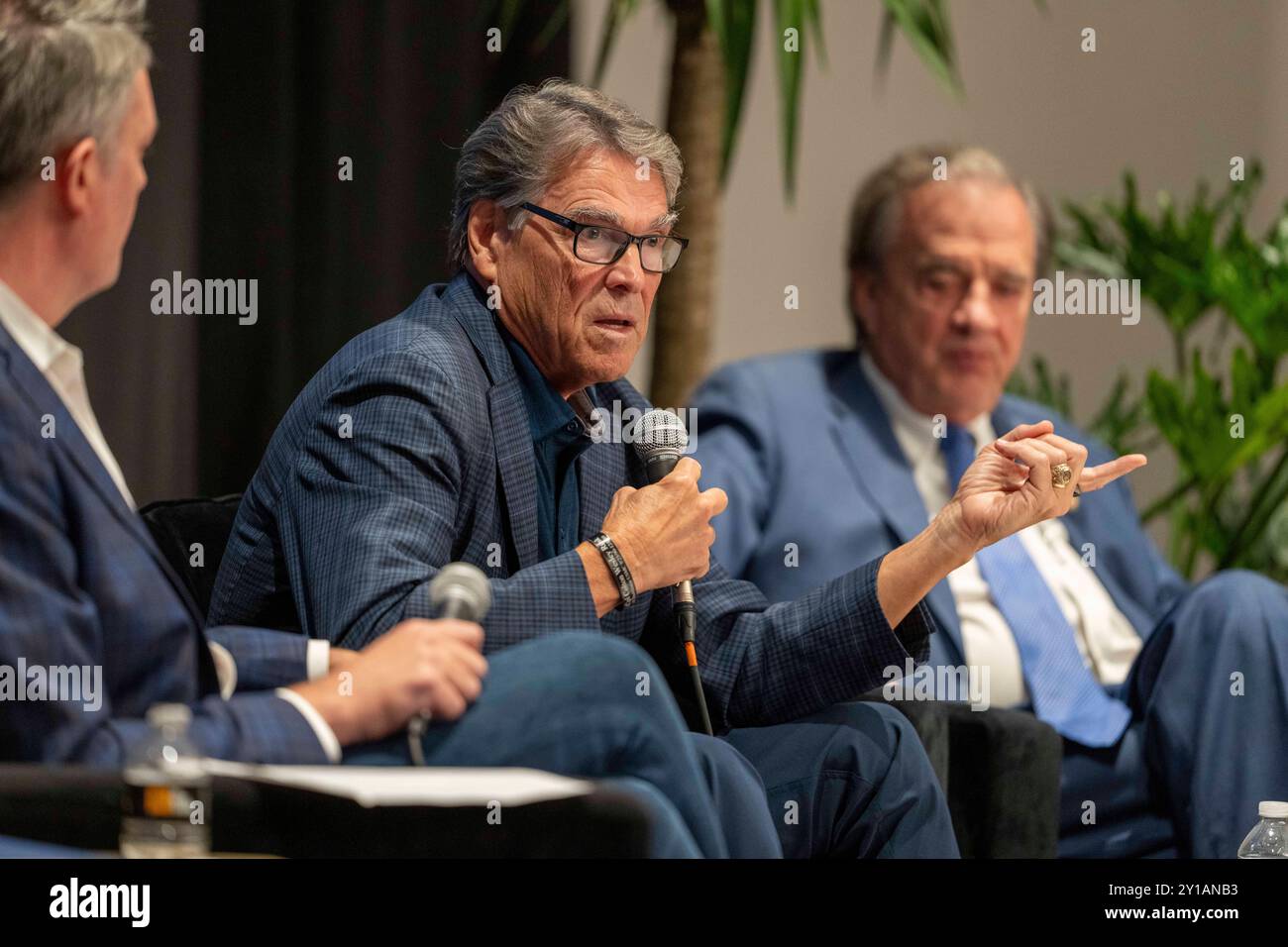 John Sharp Former chancellor of the university of texas system hi-res stock ...