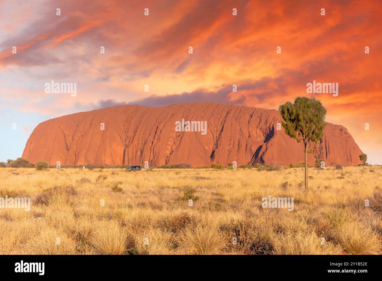 Uluru (Ayers Rock) at sunset, Uluṟu-Kata Tjuṯa National Park, Northern Territory, Australia Stock Photo