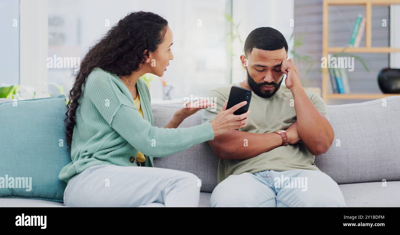 Man and woman fighting on phone hi-res stock photography and images - Alamy