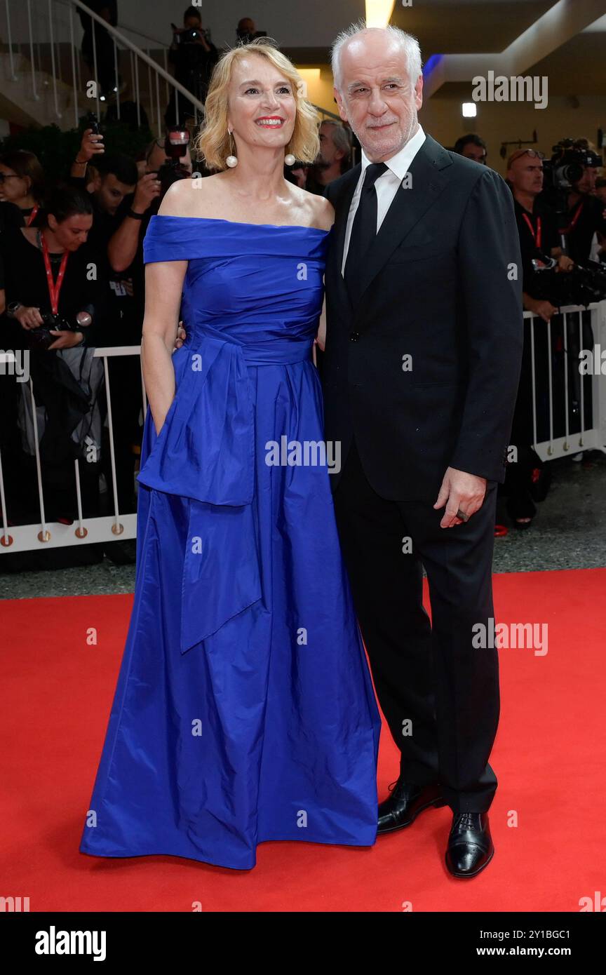 Manuela Lamanna mit Ehemann Tony Servillo bei der Premiere des Kinofilms Iddu / Sicilian Letters auf der Biennale di Venezia 2024 / 81. Internationale Filmfestspiele von Venedig im Palazzo del Cinema. Venedig, 05.09.2024 *** Manuela Lamanna with husband Tony Servillo at the premiere of the feature film Iddu Sicilian Letters at the Biennale di Venezia 2024 81 Venice International Film Festival at the Palazzo del Cinema Venice, 05 09 2024 Foto:xA.xM.xTinghinox/xFuturexImagex iddu 4926 Stock Photo