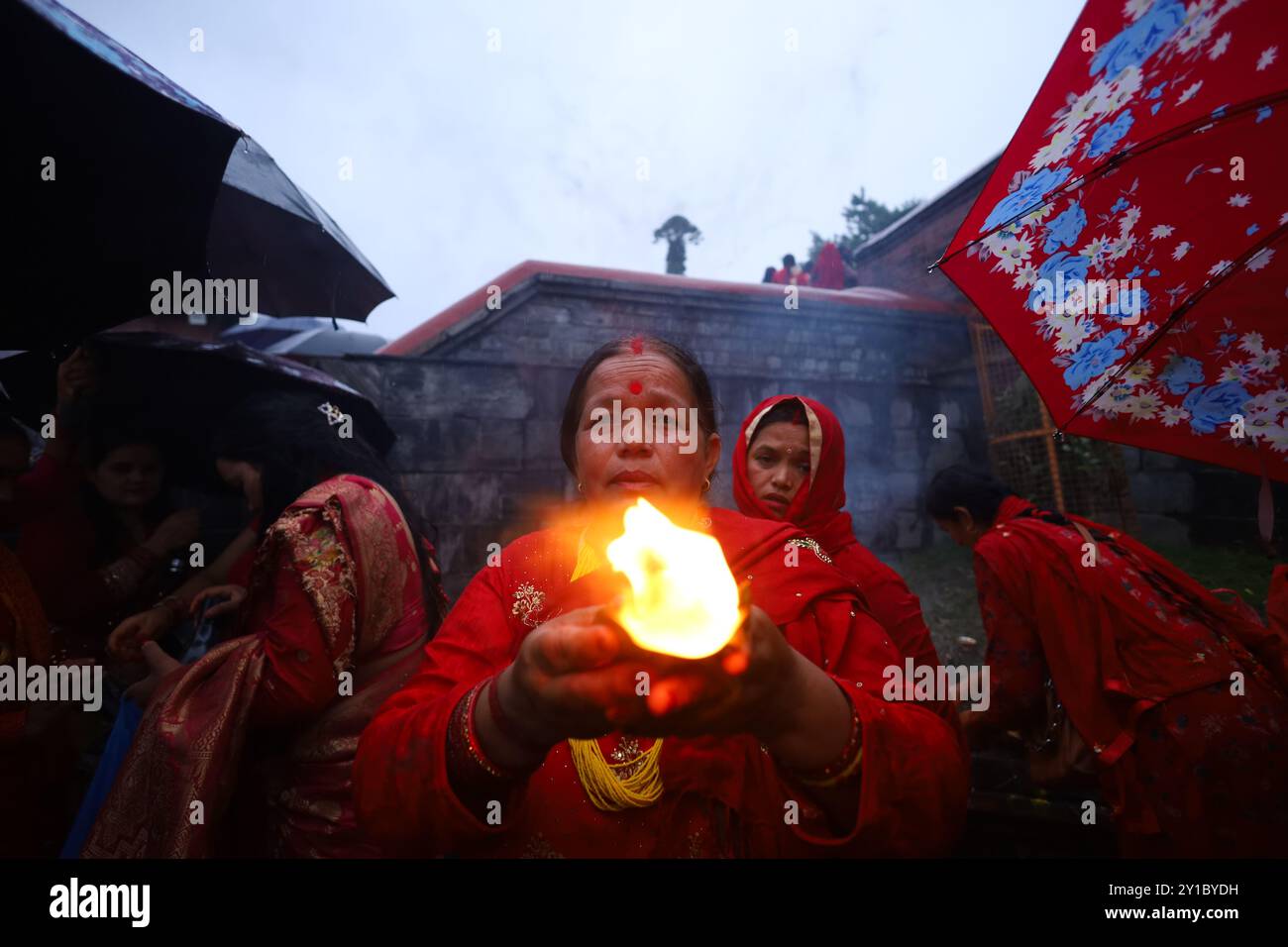 a-fasting-nepali-hindu-woman-offers-oil-fed-lamps-to-lord-pashupatinath