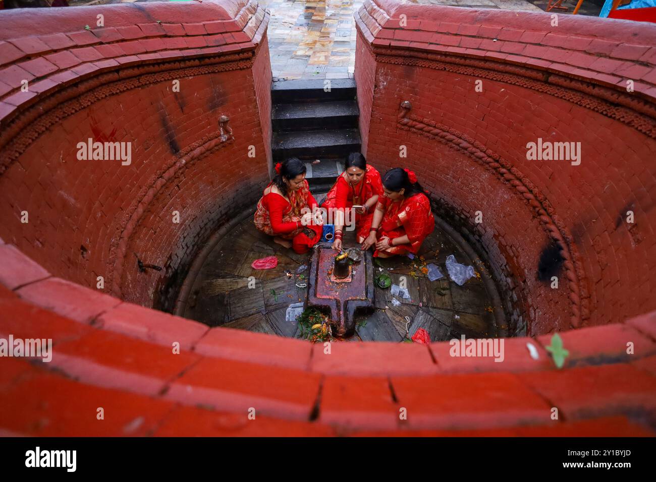 Fasting Nepali Hindu women perform rituals at Pashupatinath Temple in ...